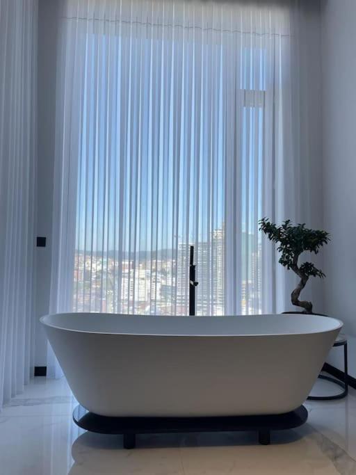 Luxury Penthouse Prishtina Leilighet Pristina Eksteriør bilde
